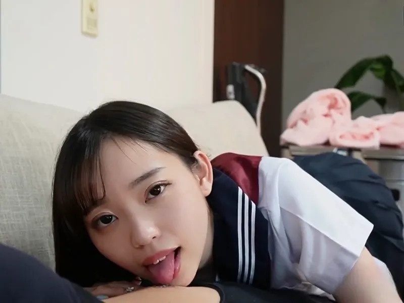 Nữ sinh ngây thơ bị tên ba cóc chọc buồi giả vào lồn